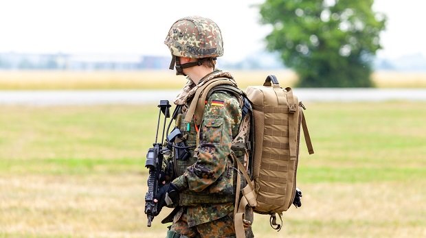 Ein Soldat mit Gepäck auf dem Marsch (Symbolbild)