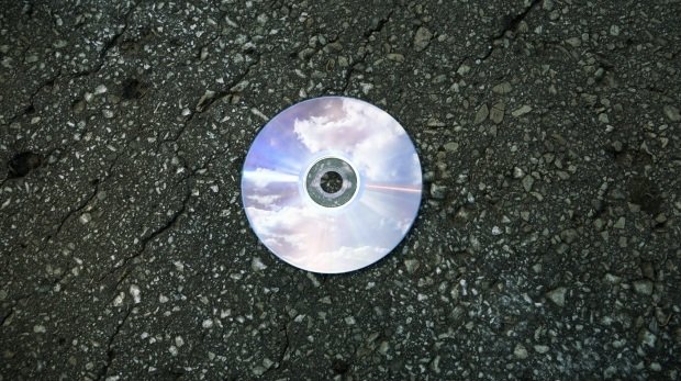 CD auf einem Bürgersteig