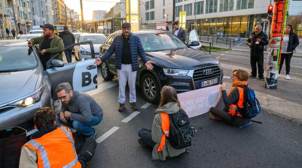 Autofahrer diskutieren mit Aktivisten vom Aufstand der letzten Generation, die die Torstraße am Schönhauser Tor blockiert haben. Berlin, 28.10.22