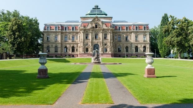 Erbgroßherzogliches Palais mit Brunnen, Sitz des BGH in Karlsruhe