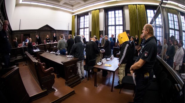 Die Prozessbeteiligten stehen am 16.10.2017 zum Beginn der Hauptverhandlung im Strafverfahren gegen sechs mutmaßliche Salafisten im Gerichtssaal im Strafjustizgebäude in Hamburg