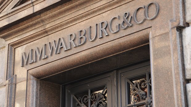 Das Logo des Bankhauses M. M. Warburg am Gebäude des Hauptsitzes in Hamburg.