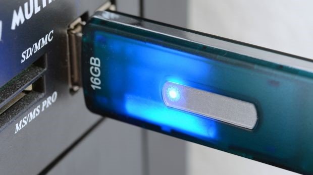USB-Stick im Rechner, blau leuchtend