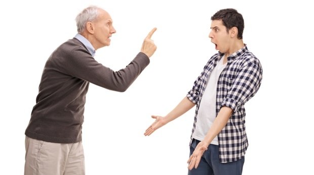 Vater streitet mit erwachsenem Sohn