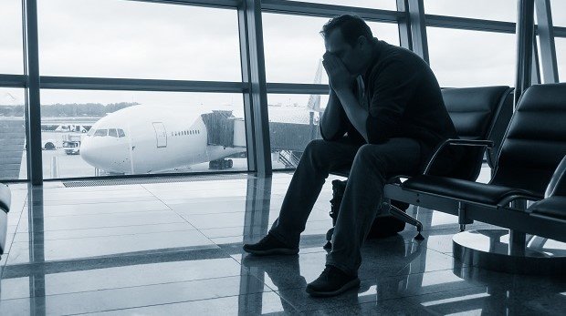 Mann sitzt am Flughafen (Symbolbild)