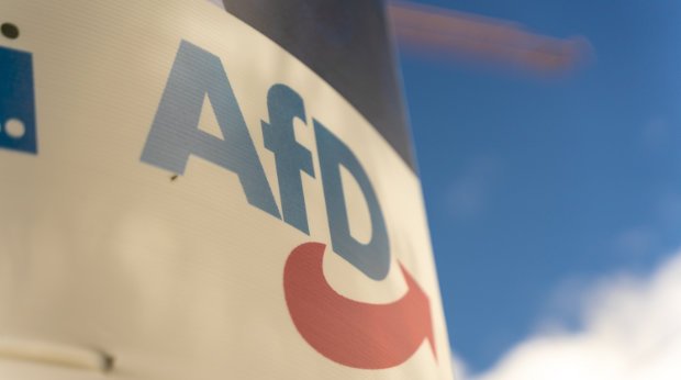 Das Logo der AfD auf einem Wahlplakat