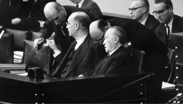 Staatssekretär Karl Maria Hettlage, Bundesfinanzminister Franz Etzel, der Vorsitzende des Haushaltsausschuss, Rudolf Vogel und Bundeskanzler Konrad Adenauer am 10.12.1959 im Bonner Bundestag