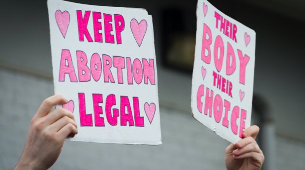 Aktivist mit Schildern Pro-Abtreibung