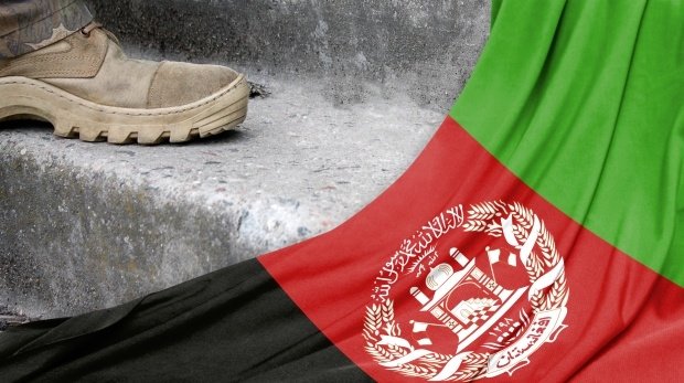 Afghanistan-Flagge und Fuß von eines Soldaten