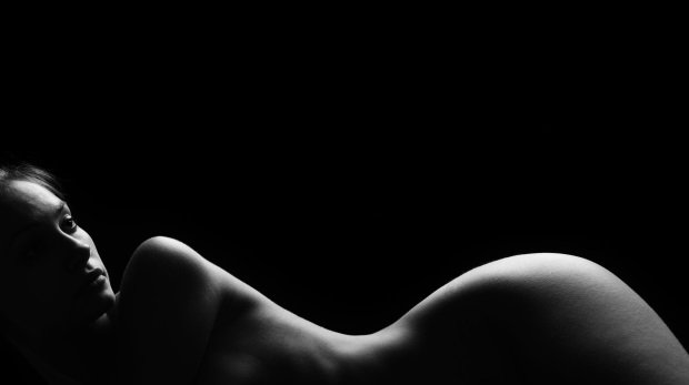 Silhouette einer Frau in schwarz-weiß