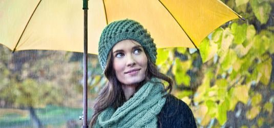 Frau mit gelbem Regenschirm