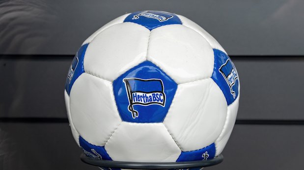 Ein Fussball mit aufgedrucktem Logo von Hertha BSC Berlin
