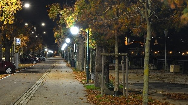 Leere Promenade bei Nacht