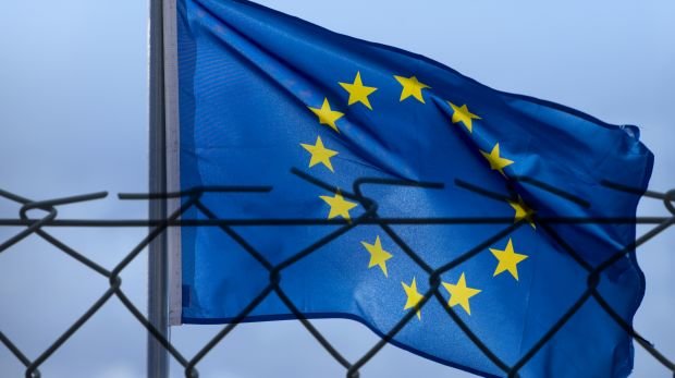 EU-Flagge und Zaun
