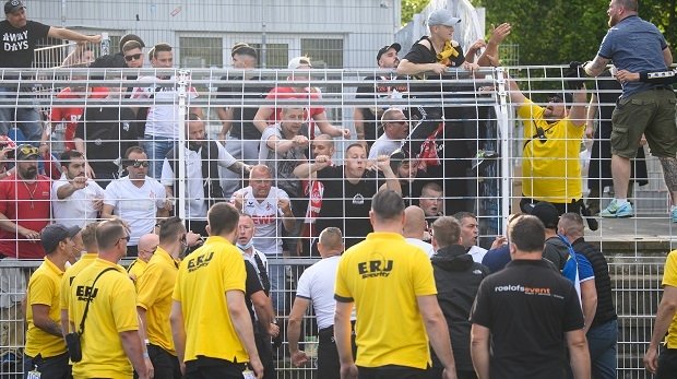 DFB-Pokal, FC Carl Zeiss Jena - 1. FC Köln, 1. Runde, im Ernst-Abbe-Sportfeld. Kölner Fans geraten nach dem Spiel mit Jenaer Fans und Ordnern aneinander.