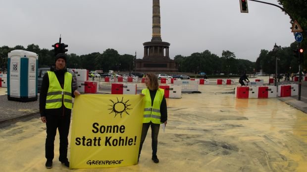 Greenpeace-Aktivisten bei der Protestaktion in Berlin