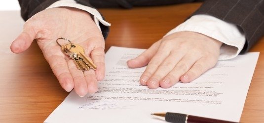 Schlüssel und Mietvertrag