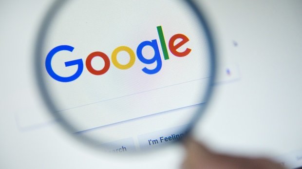 Google-Suchmaschine unter einer Lupe