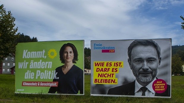 Wahlplakate zur Bundestagswahl im September 2021 sind in Baiersbronn (Baden-Württemberg) zu sehen.