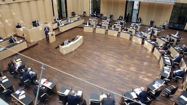 Parlamentarier nehmen an einer Sondersitzung des Bundesrates Teil. Die Länderkammer berät über die Neuregelung des  IfSG.