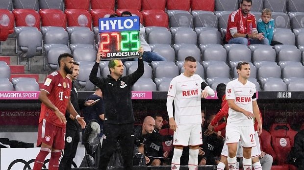 Am 2. Spieltag der Saison 2021/2022 beim Spiel FC Bayern München gegen 1. FC Köln zeigt Teammanager Denis Lapaszinski (2. v. links) die Einwechslung von Tim Lemperle und Louis Schaub an.