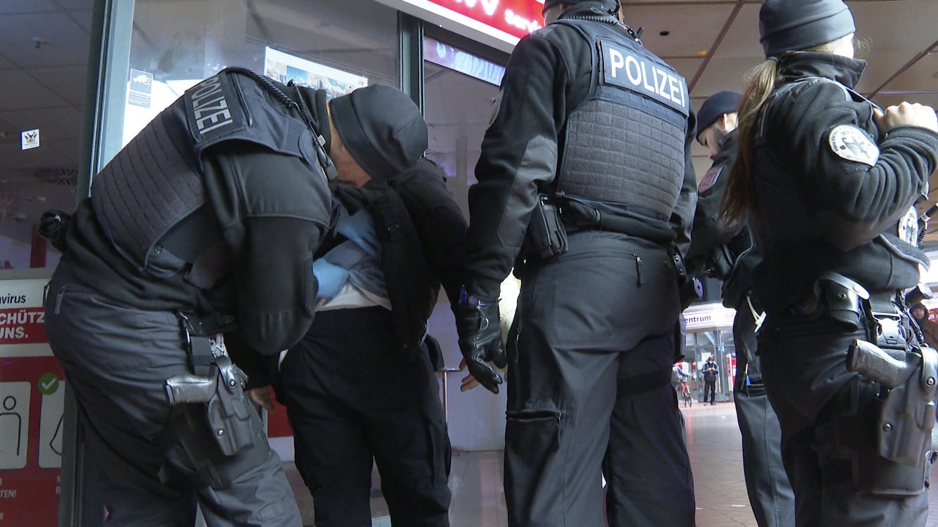 Polizeikontrolle am Hamburger Bahnhof
