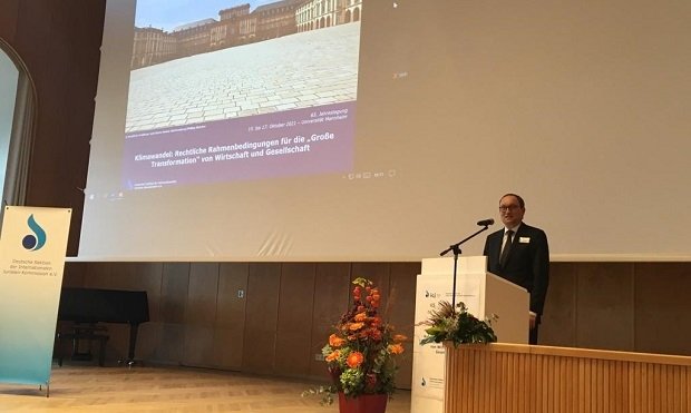 Prof. Dr. Andreas Paulus, Richter des Bundesverfassungsgerichts und Vorsitzender der Deutschen Sektion der Internationalen Juristen-Kommission, eröffnet die Jahrestagung in Mannheim.