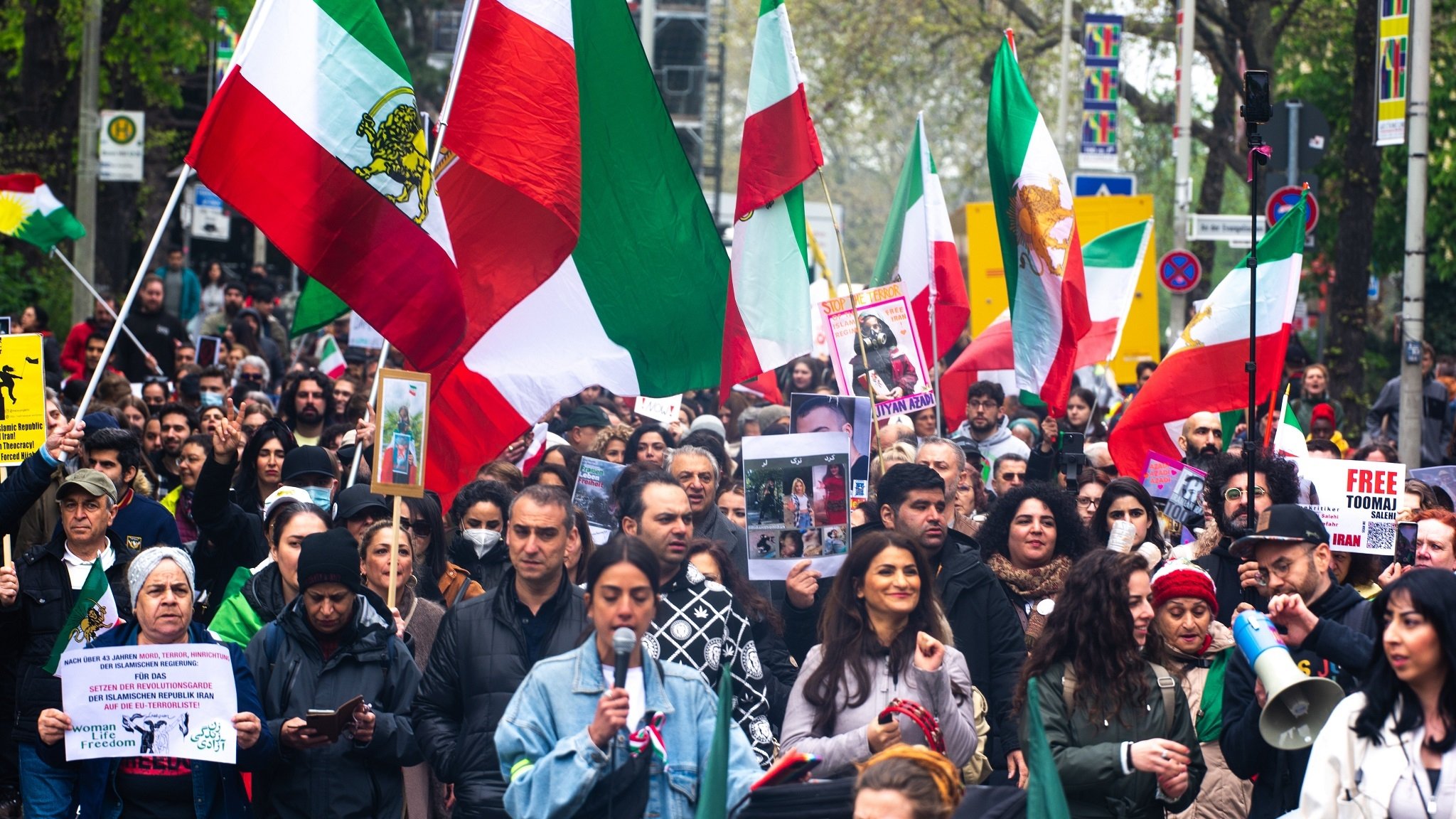 Hunderte Menschen demonstrieren in Bonn gegen das iranische Regime nach dem Todesurteil gegen Jamshid Sharmahd