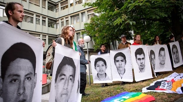Protestaktion 15.05.2018 in Deutschland: Waffengegner halten Mahnwache in Erinnerung an die Opfer von Iguala