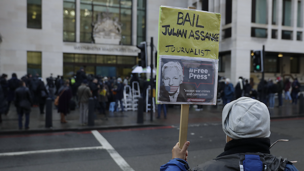 06.01.2021: Assange-Unterstützer hält Schild vor dem Londoner Gericht hoch
