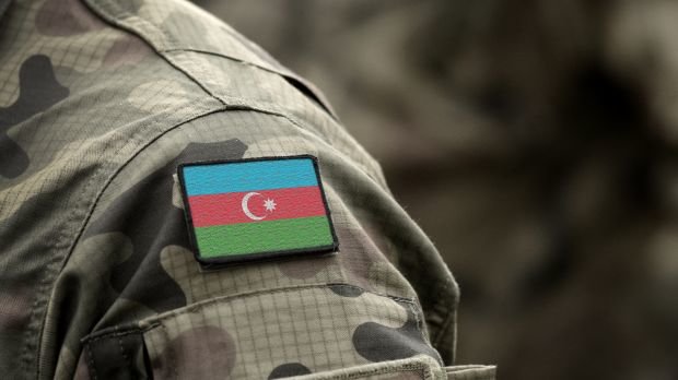 Flagge Aserbaidschans auf Militäruniform