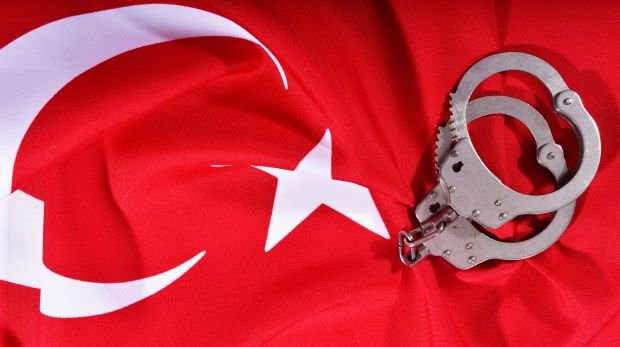 Flagge der Türkei und Handschellen