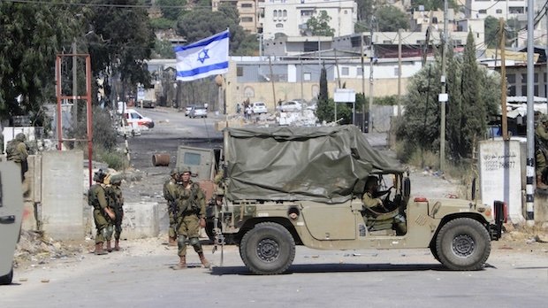 Israelische Soldaten nehmen Stellung während einer Demonstration gegen israelische Siedlungen im Dorf Beita nahe der Stadt Nablus im Westjordanland.