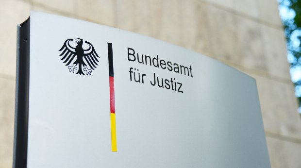 Schild Bundesamt für Justiz am Dienstsitz in Bonn