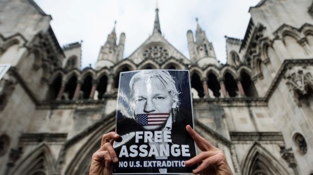 Unterstützer des Wikileaks-Gründers Julian Assange protestieren am 28. Oktober 2021 vor dem Royal Courts of Justice in London, Großbritannien