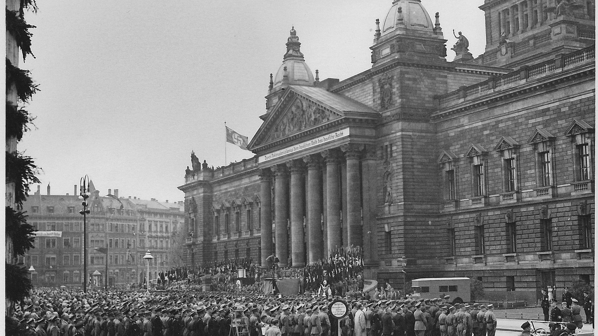 Kundgebung vor dem Reichsgericht 1933, heute Sitz des Bundesverwaltungsgerichts