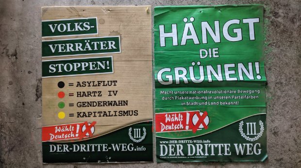 "Hängt die Grünen!"-Plakate der Partei "Der Dritte Weg" am 15. September 2021 in München. Es ging vor dem Gericht um das rechte der beiden Plakate.
