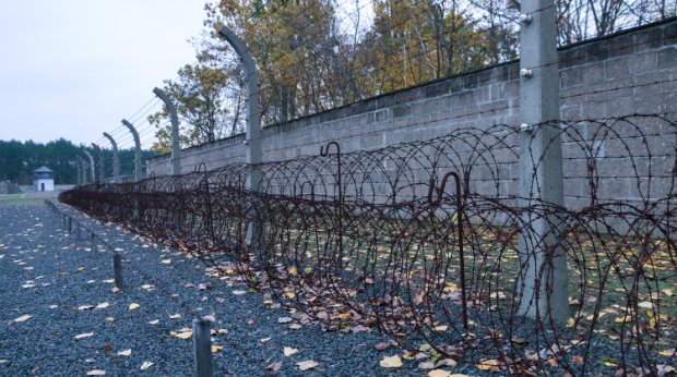 Mauer mit Stacheldraht am ehemaligen KZ Sachsenhausen in Oranienburg