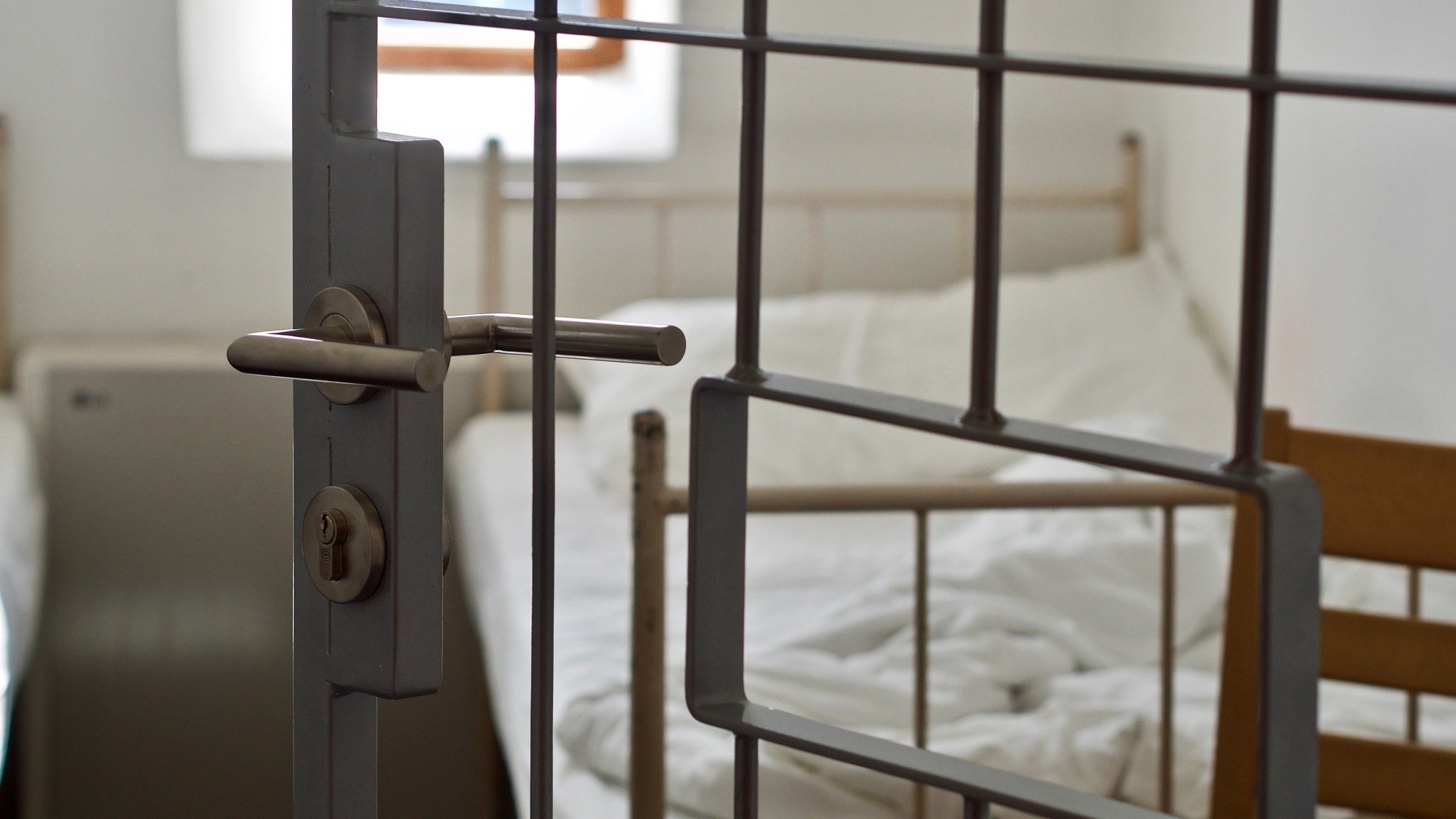 Leeres Bett in einem Gefängnis