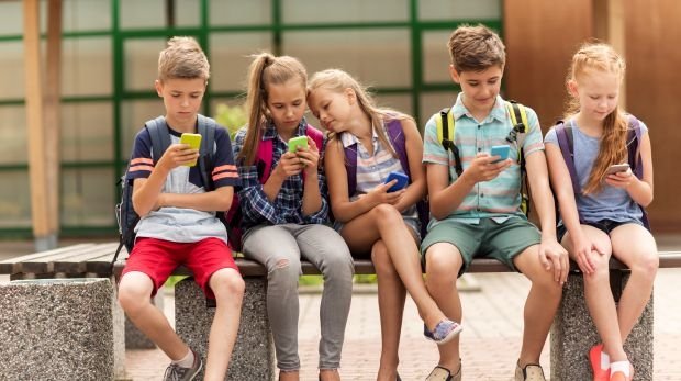 Smartphones in den Händen von Kindern sind inzwischen Alltag
