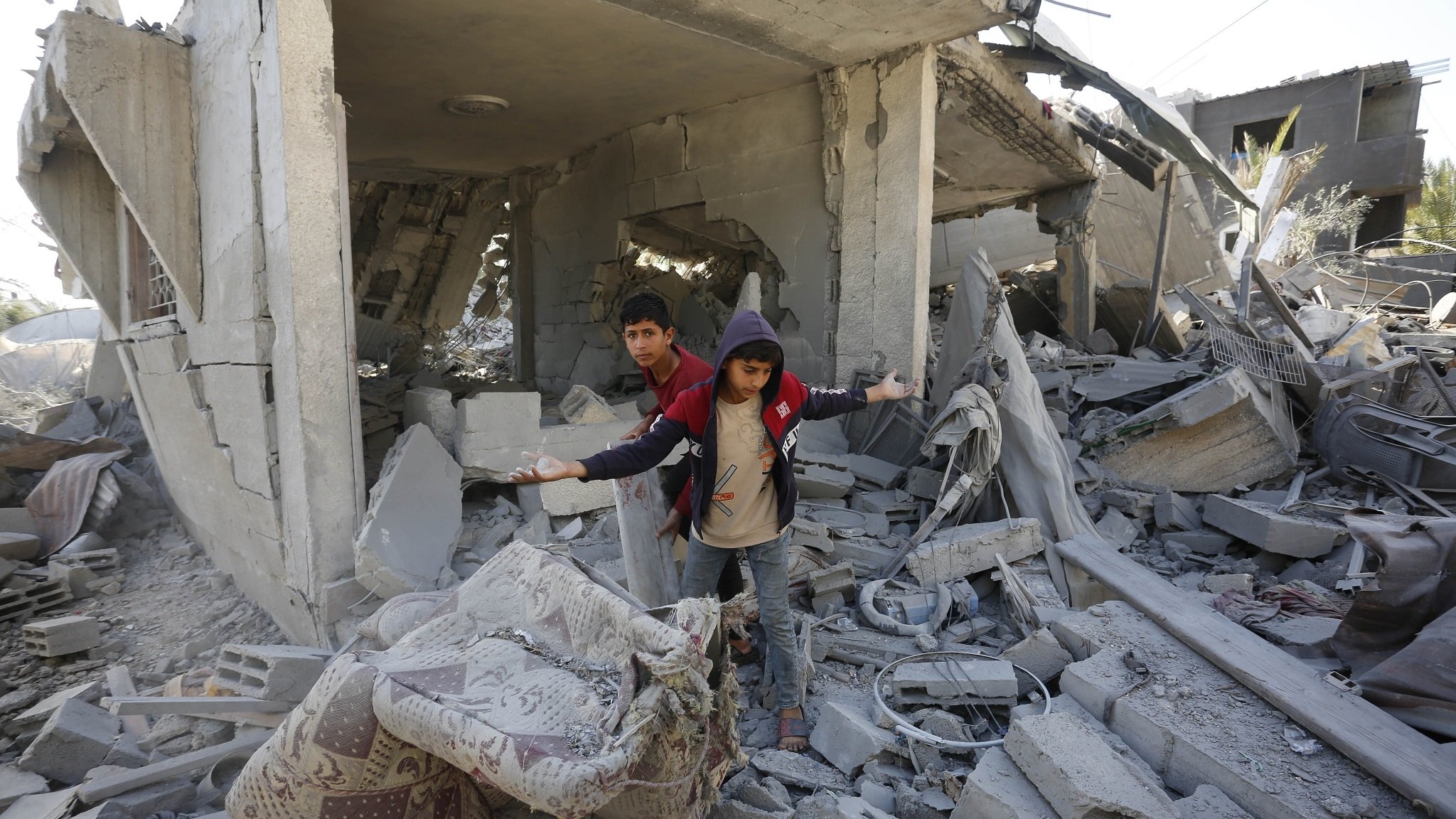 Kinder in den Trümmern eines Hauses einer palästinensischen Familie in Gaza am 15. März.