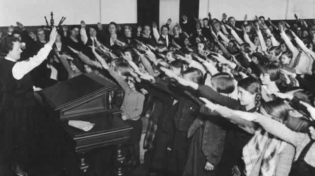 Volksschule, Kinder mit zum "Hitlergruß" erhobenen Armen (1935)