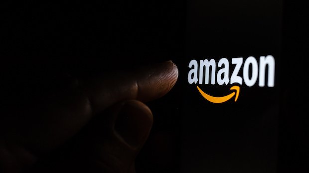 Finger zeigt auf Amazon-Logo