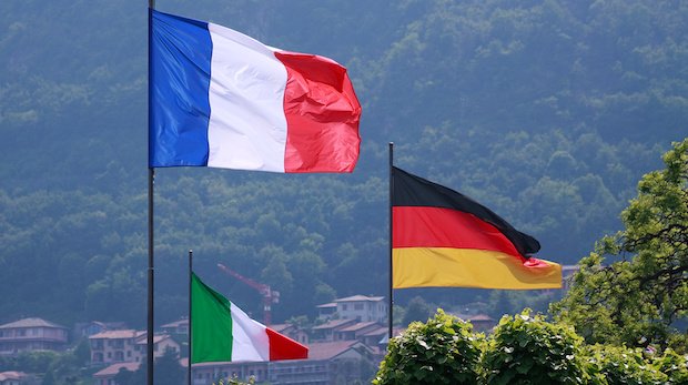 Flaggen von Deutschland, Frankreich und Italien wehen im Wind