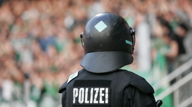 Polizeieinsatz bei Fußballspiel (Symbolbild)