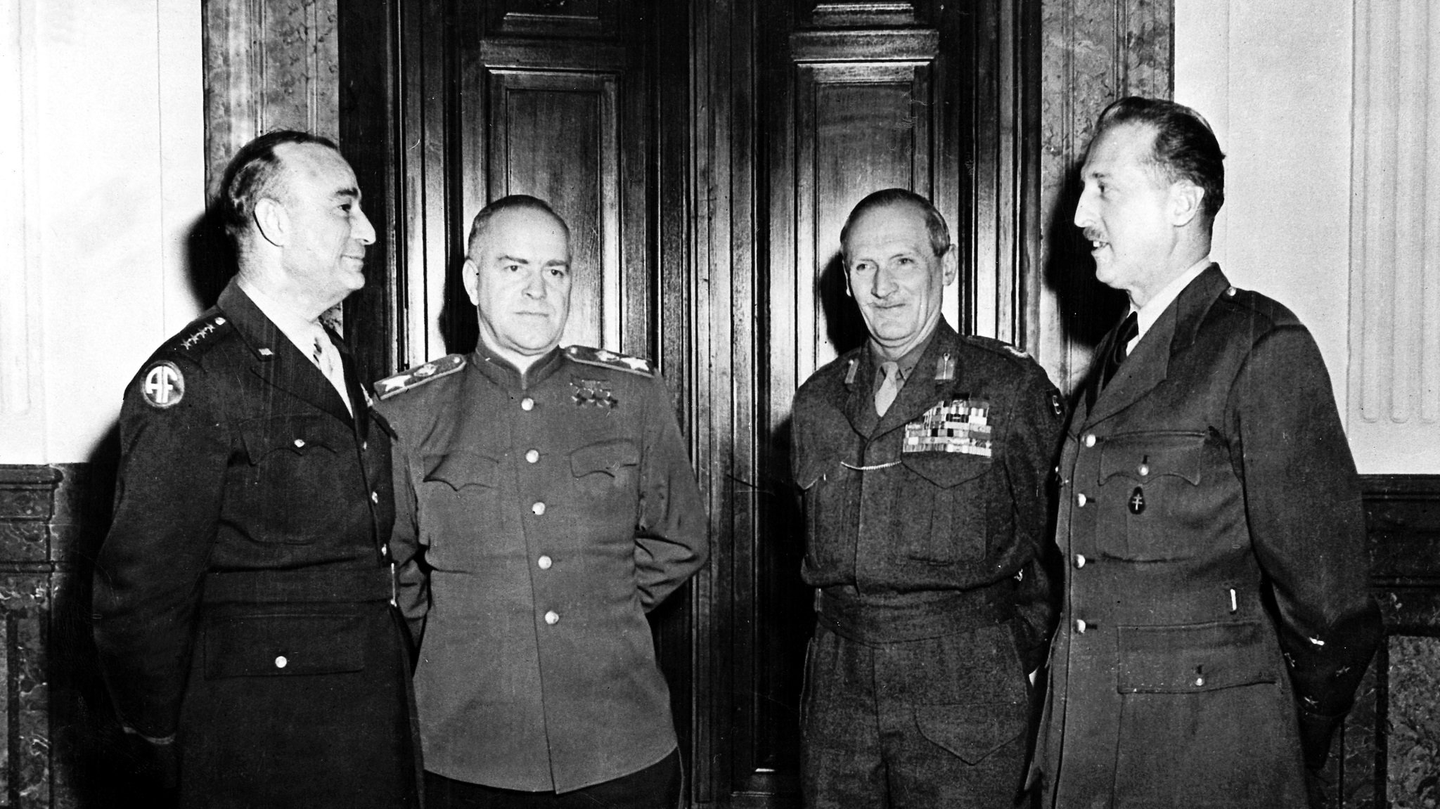 Die Vertreter der vier Besatzungsmächte während einer Sitzung des Alliierten Kontrollrats am 28. Dezember 1945 in Berlin