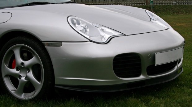Porsche mit Blanko-Nummernschild