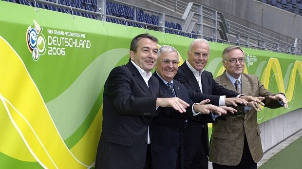 Das Präsidium des Organisationskomitees für die Fußball-Weltmeisterschaft 2006 in Deutschland (l-r): Vizepräsident Wolfgang Niersbach, Vizepräsident Theo Zwanziger, Präsident Franz Beckenbauer und der 1. Vizepräsident Horst R. Schmidt am 18.11.2005.