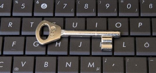 Schlüssel auf Tastatur