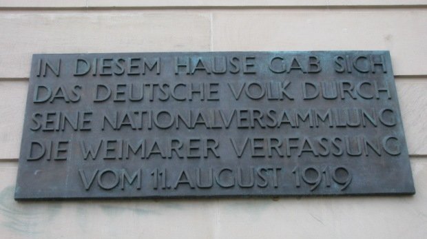 Gedenktafel zur Weimarer Nationalversammlung am Großen Haus des Deutschen Nationaltheaters in Weimar